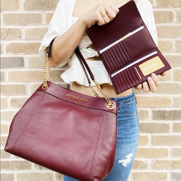 SALE‼️‼️ Bundle Michael Kors LARGE Tote + wallet - Picture 2 of 4